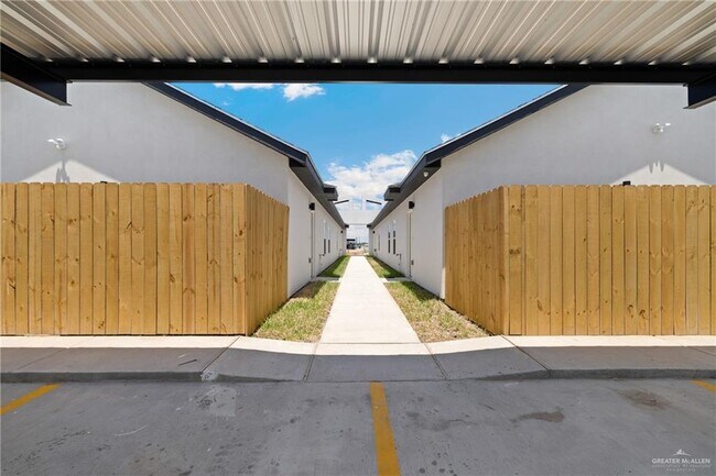 Building Photo - 27 Indian Creek Ave