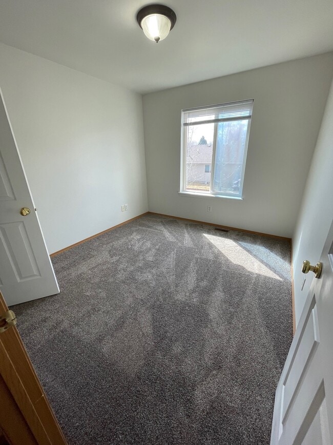 Building Photo - 425 W Shore Dr