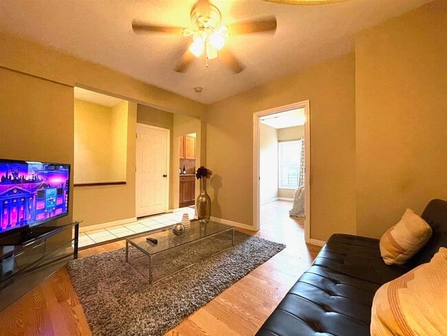 Building Photo - 812 Grand St