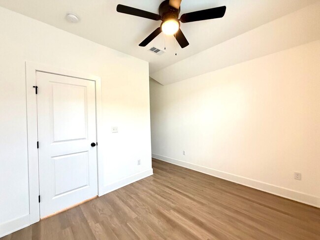 Building Photo - $2,500 Move-In-Special