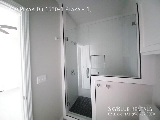 Building Photo - 1630 Playa Dr
