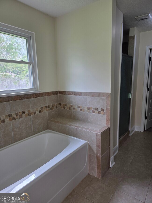 Building Photo - 516 Hide-A-Way Lk Lp