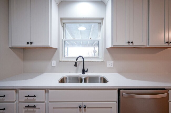 Building Photo - Recently Remodeled 4-Bedroom Home with Modern Upgrades & Spacious Yard in McCordsville