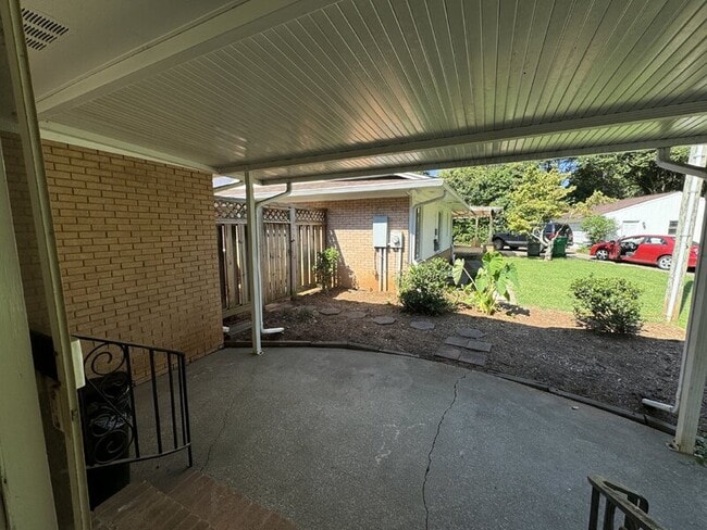 Building Photo - 201 Livingston Dr