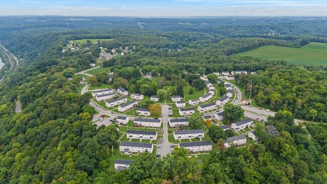 Building Photo - 3 Bedroom Townhouse in Midland, PA!! Apply...