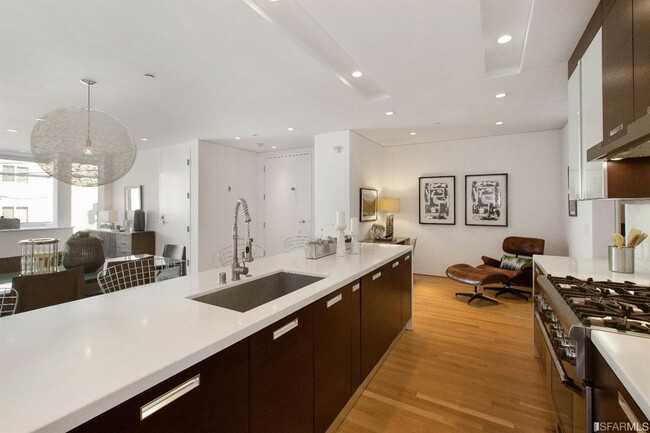 Building Photo - 2BR/2.5BA Stunning Noe Valley Condo, w/Pri...