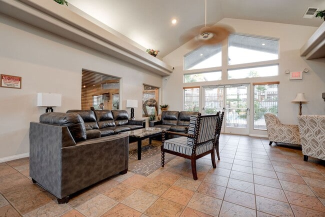 Building Photo - 2305 W Horizon Ridge Pkwy