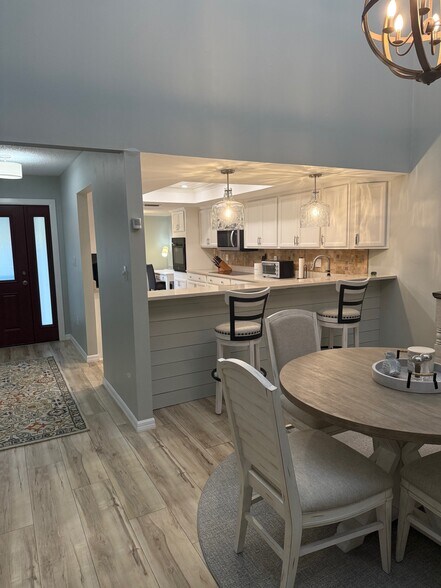 Kitchen Bar - 4635 La Jolla Dr