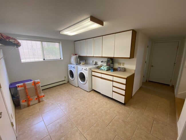Building Photo - Large 4-Bedroom