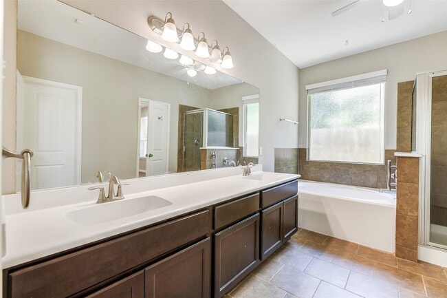 Building Photo - 12635 Lakeshore Dr