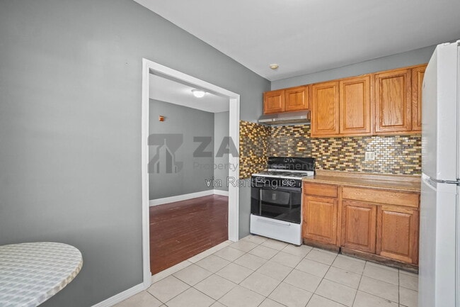 Building Photo - 72 Mowry St