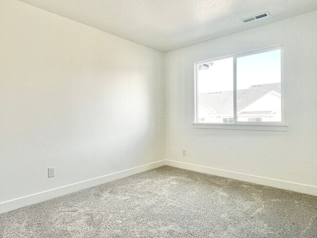 Building Photo - Beautiful Townhome at Mountain Ridge!