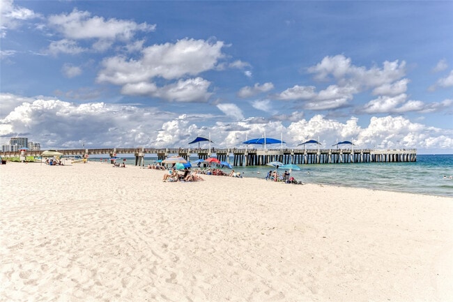 Building Photo - 2605 Bay Dr