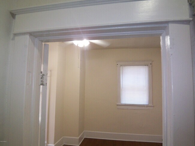 Building Photo - 705 E 5th St