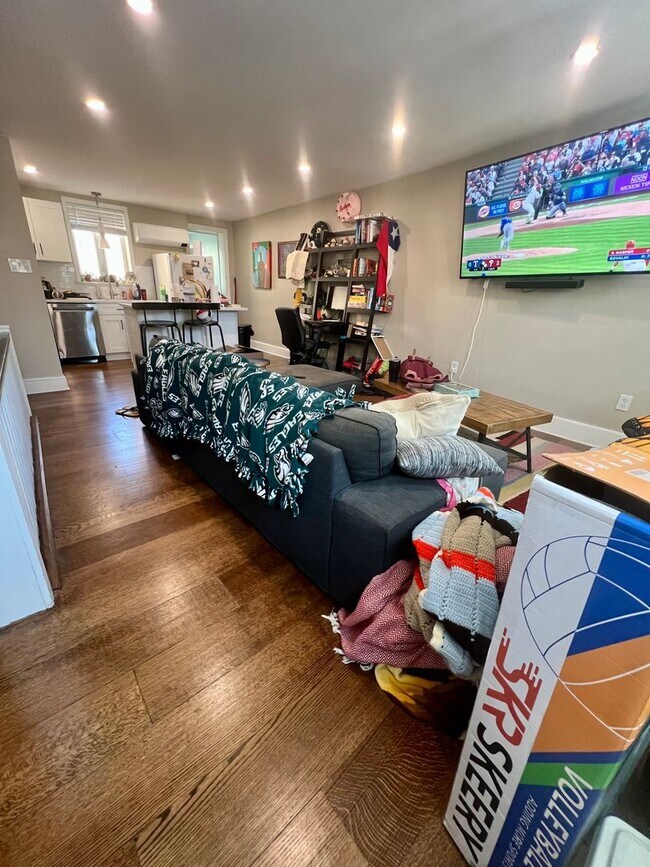 Building Photo - Gorgeous 1-Bedroom Bi-Level Apartment in Passyunk Square! Available NOW!