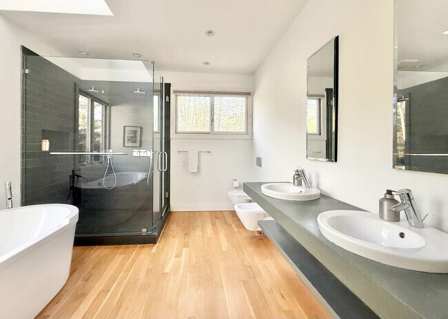 Building Photo - Seasonal Rental : EH Contemporary with Pool & Private Tennis