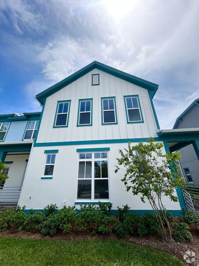 Building Photo - Bright and Stylish 3/2.5 End-Unit Townhous...