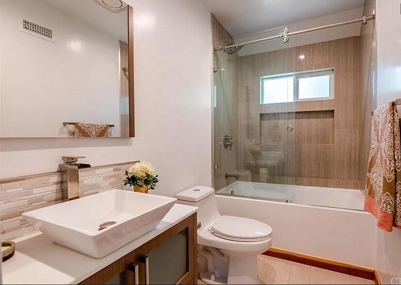 Bathroom w/tub and shower - 4050 Davana Rd