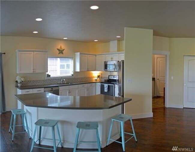 Building Photo - House for rent located on Moses golf course.