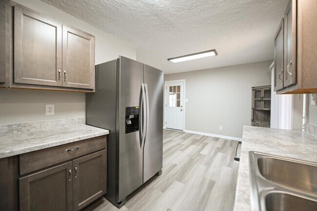 Building Photo - 847 Durwood Dr