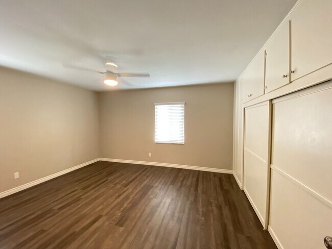 Building Photo - 5BD/2BA, Private Yard, Close to Campus!!
