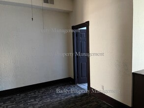 Building Photo - 329 E Oak St