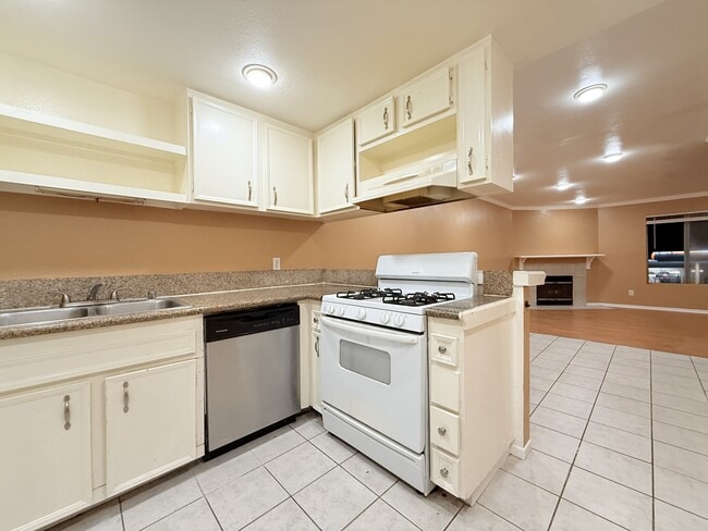 Building Photo - 9813 Caspi Gardens Dr