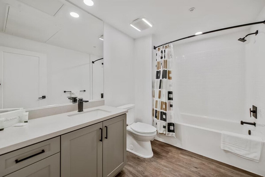 Building Photo - 375 Camino De La Reina