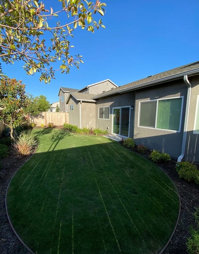 Building Photo - Unbelievable find. Fully furnished 2 or 3 Bedroom house in Seventh Standard Road area