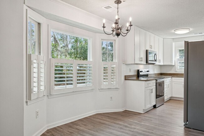 Building Photo - 3BR/2BA Home with Fireplace and Fenced Yard in Mt Pleasant