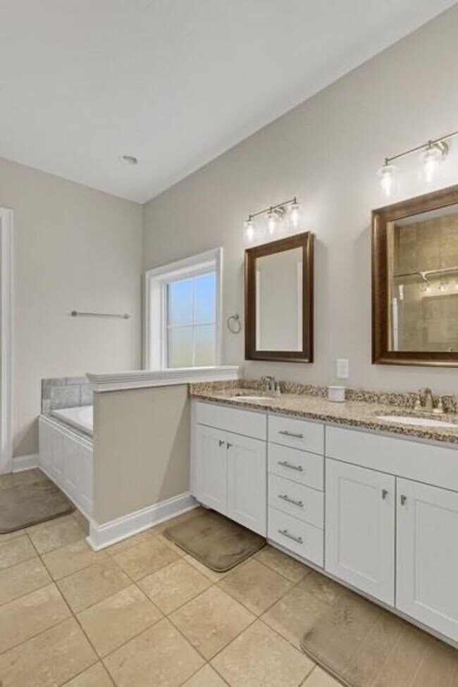 Building Photo - Exceptional Home in Donahue Ridge!