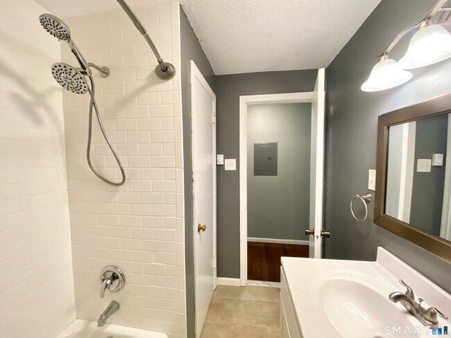 Building Photo - 24 College St