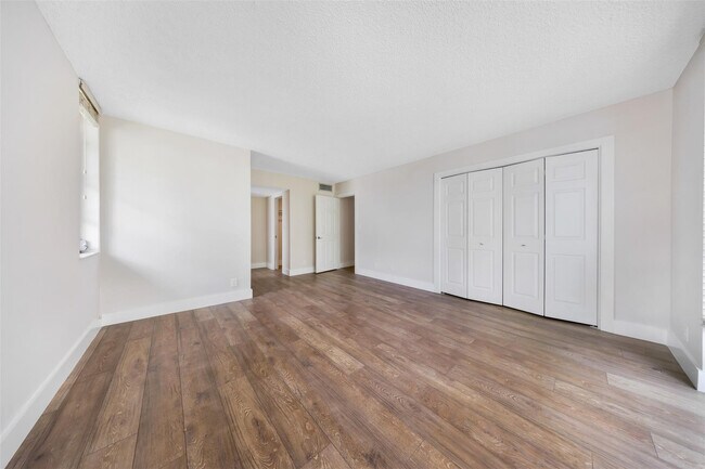 Building Photo - 800 E Cypress Ln