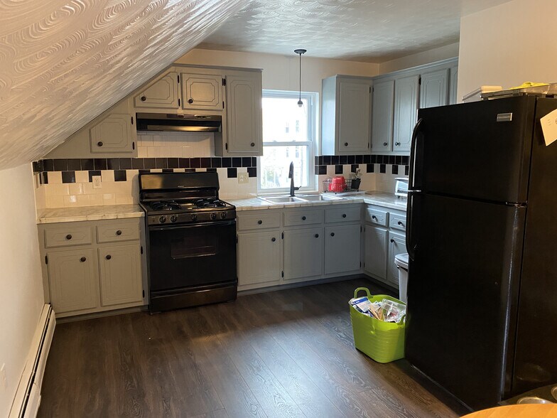 kitchen, countertops are newer than this photo - 198 Tecumseh St