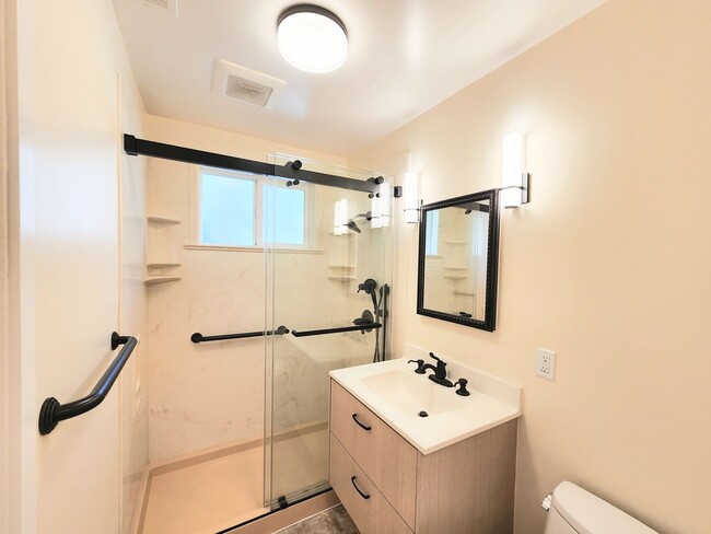 Building Photo - Two bedroom house in Redwood City