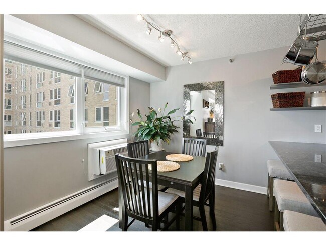 Building Photo - 433 S 7th St