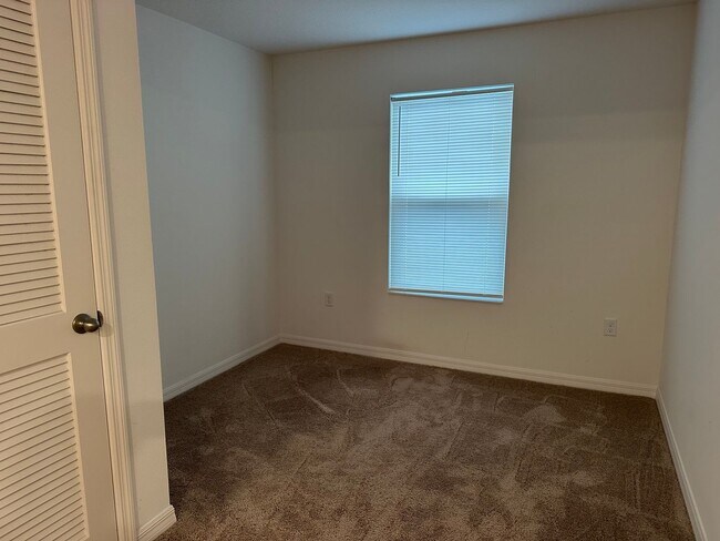 Building Photo - 3BR Townhome in Tavares with Open Floor Plan & Community Playground