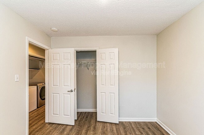 Building Photo - 112 Burt St