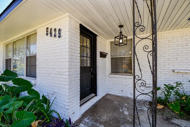 Building Photo - 5429 De Lange Ln