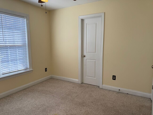 Building Photo - Beautiful Home in River Bluffs