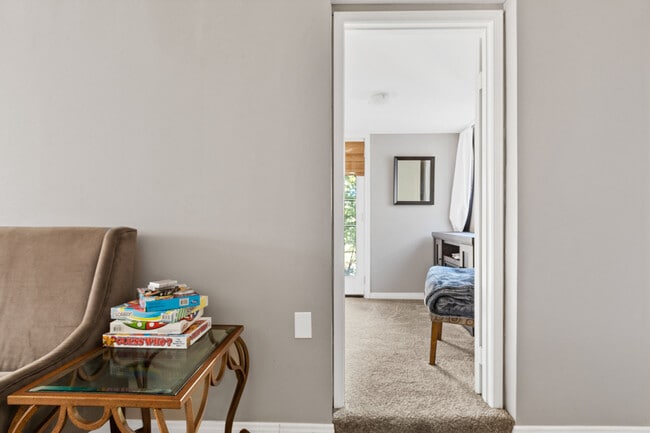 Building Photo - 590 Oak Knoll Cir