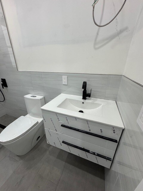 Building Photo - 275 E 55th St