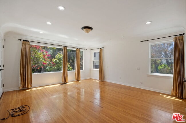 Building Photo - 10762 Wellworth Ave