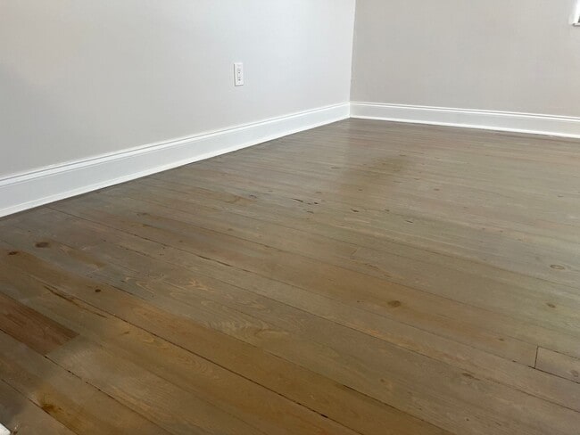 Building Photo - Above Detached Garage 1/1 in Colonialtown North