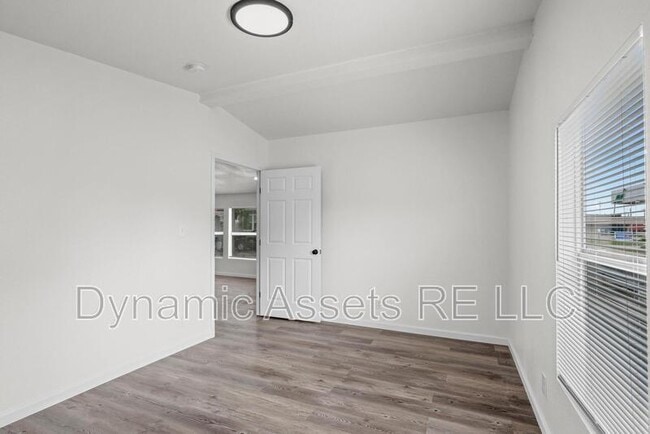 Building Photo - 403 N Walnut St