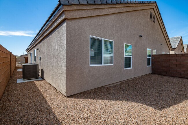 Building Photo - 3 Bedroom 2 Bathroom Home