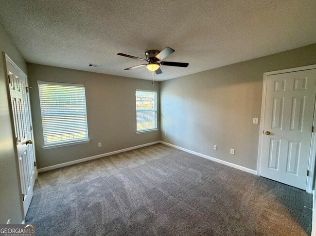 Building Photo - 15 Lakeside Cir