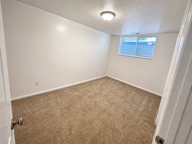 Building Photo - 568-574 E 200 S