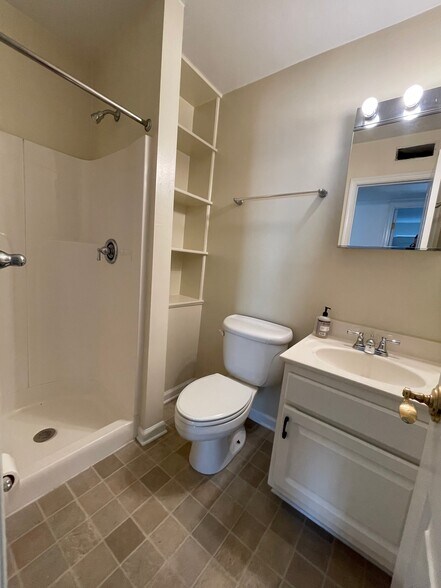 Building Photo - 1217 Villa Ln