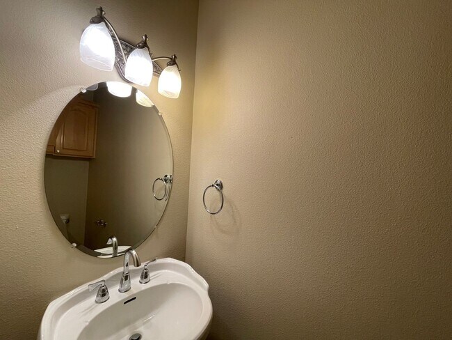 Building Photo - 5 Bed 2.5 Bath + a Den in Tigard/Bull Mountain - Solar Panels, Central A/C and More!